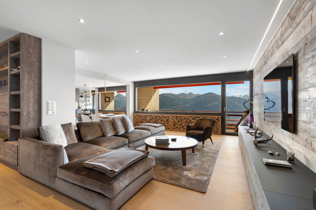 Capturing well-lit interior images