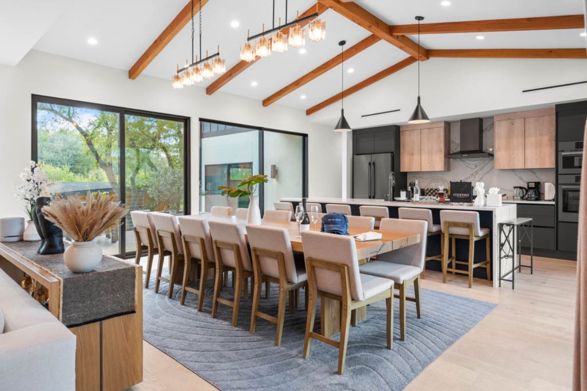 Remove the clutter to generate a welcoming and clean environment