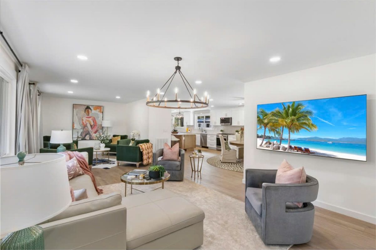 spacious living room choose reasonable furniture