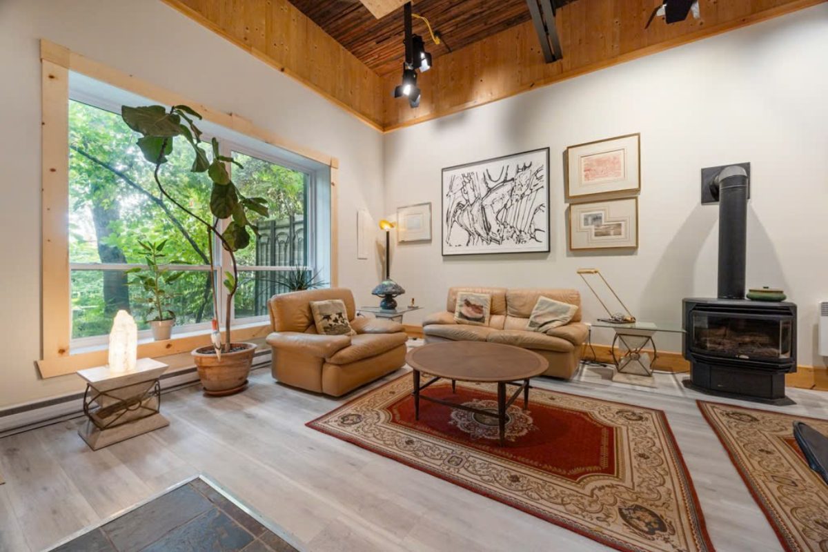 spacious living room minimalism to expand the space